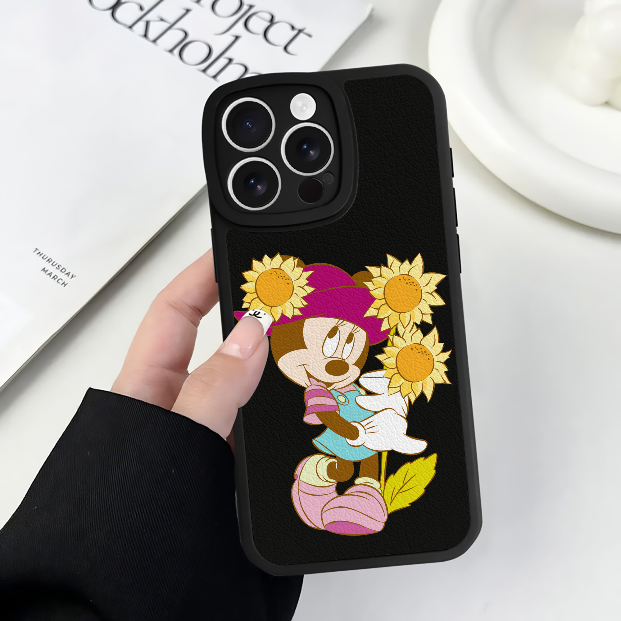 （画像用） ミッキーマウス Mickey Mouse 【iPhone 16シリーズ対応】シリコンスマホケース（レザー調） 材質：シリコン